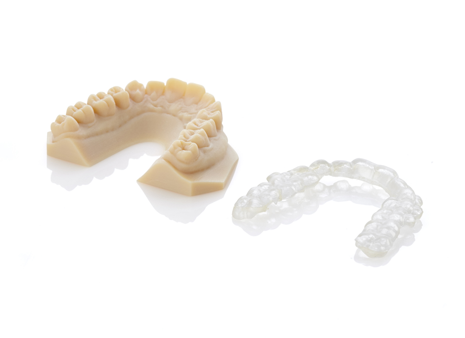    使用生物相容材料和 Stratasys 多材料印表機在單個成型託盤上生成完整的牙種植體。